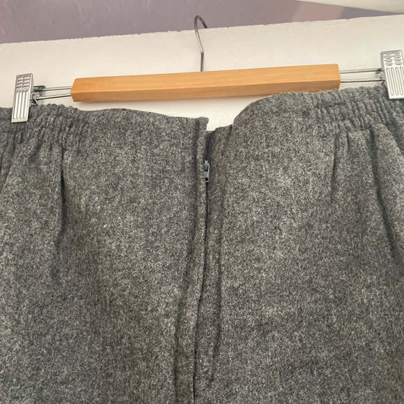 Safe Harbor Women’s gray wool 2piece suit with polyester liner. Blazer and skirt - Picture 5 of 7